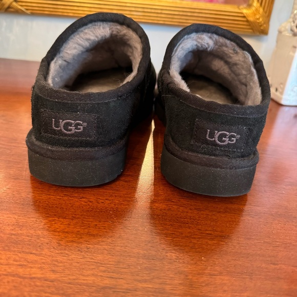 UGG CLASSIC BLACK SLIPPER - Picture 5 of 10